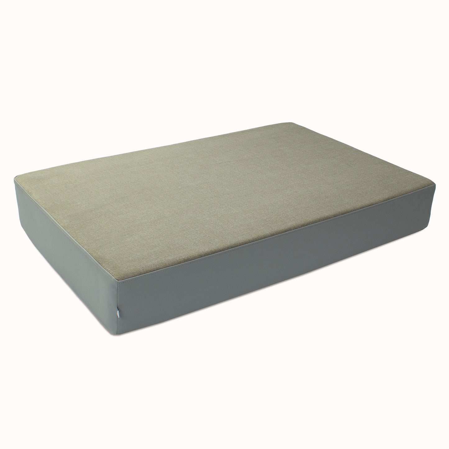 Freigestelltes Hüpfpolster in grün-grauem Webstoff – schlichtes, sicheres Kindermöbel von malwim