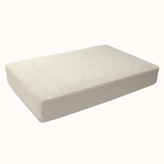 Hüpfpolster aus Bouclé in Kiesel-Beige – elegantes, handgemachtes Kindersitzpolster von malwim (freigestellt)