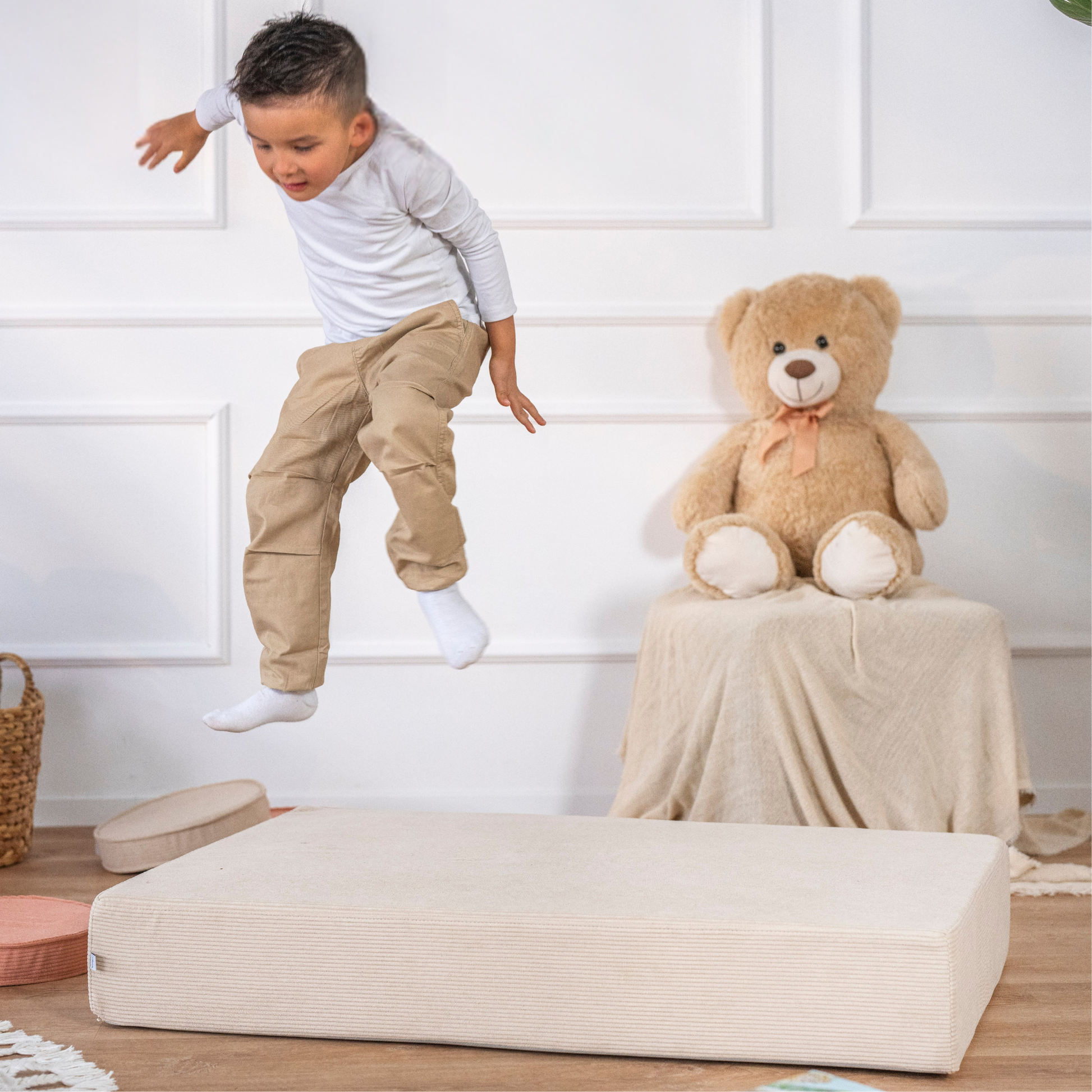 Kleinkind springt auf malwim Hüpfpolster Cord Beige – Bewegungsfreude zu Hause