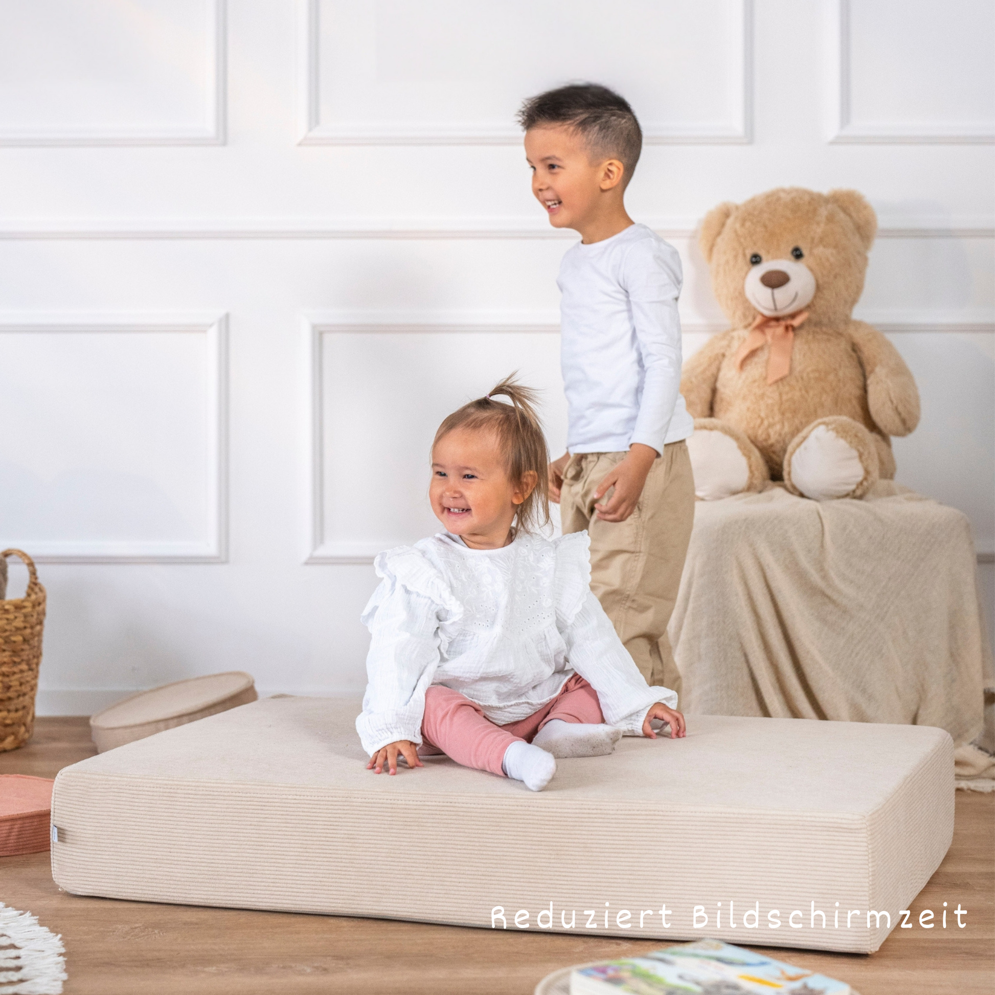 Kleinkinder spielen auf malwim Hüpfpolster Cord Beige – Bewegungsfreude zu Hause