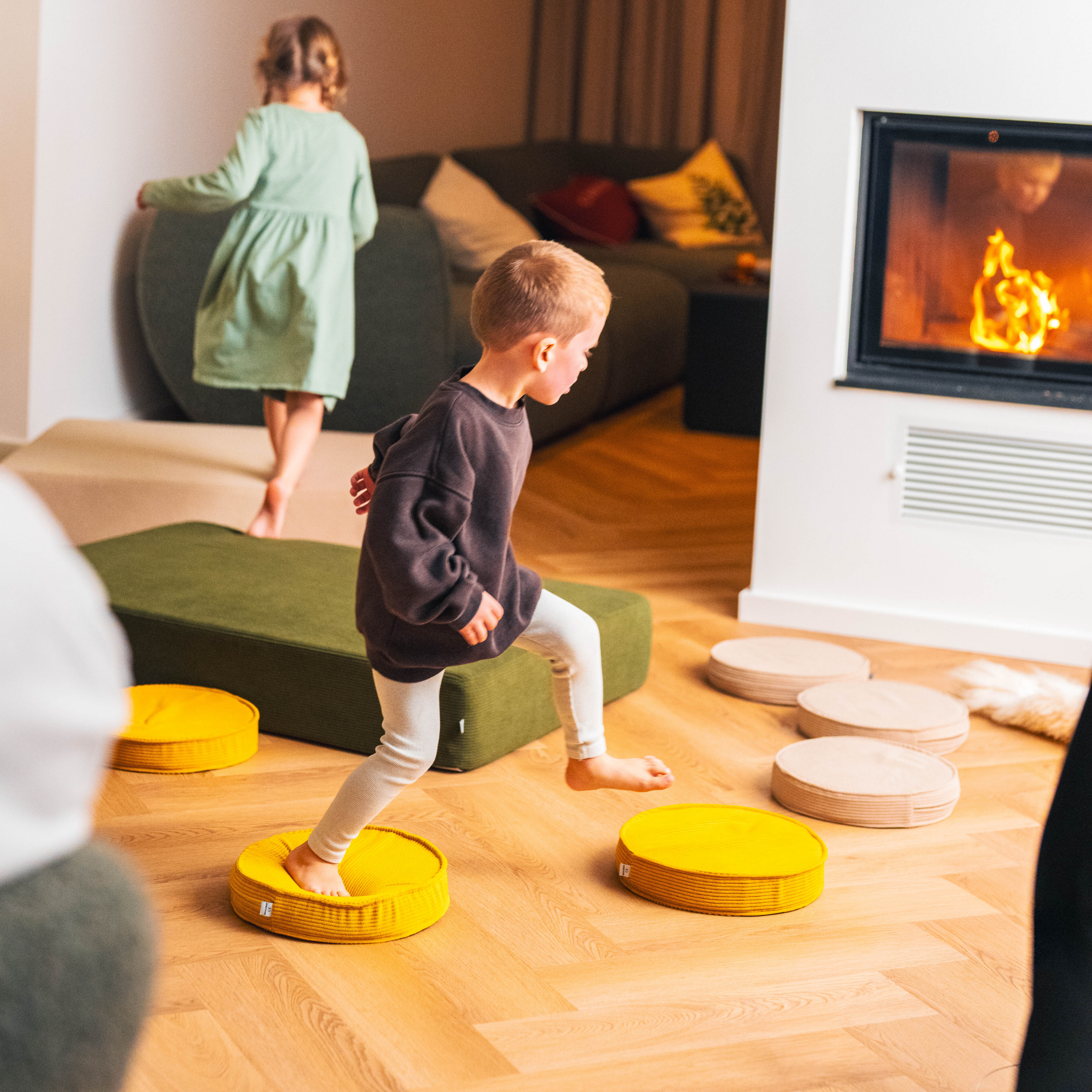Kinder spielen auf dem malwim Loopis Cord 4er Set aus beigem, goldgelbem Cord
