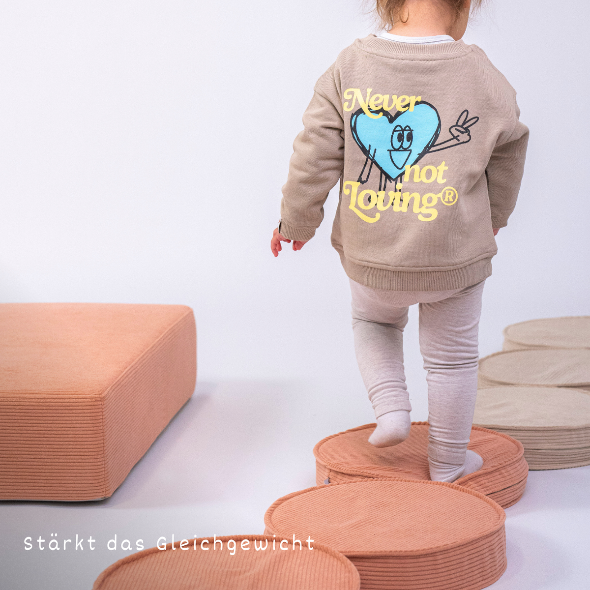 Kleinkind läuft auf malwim Loopis Cord 6er Set – Bewegungsfreude zu Hause
