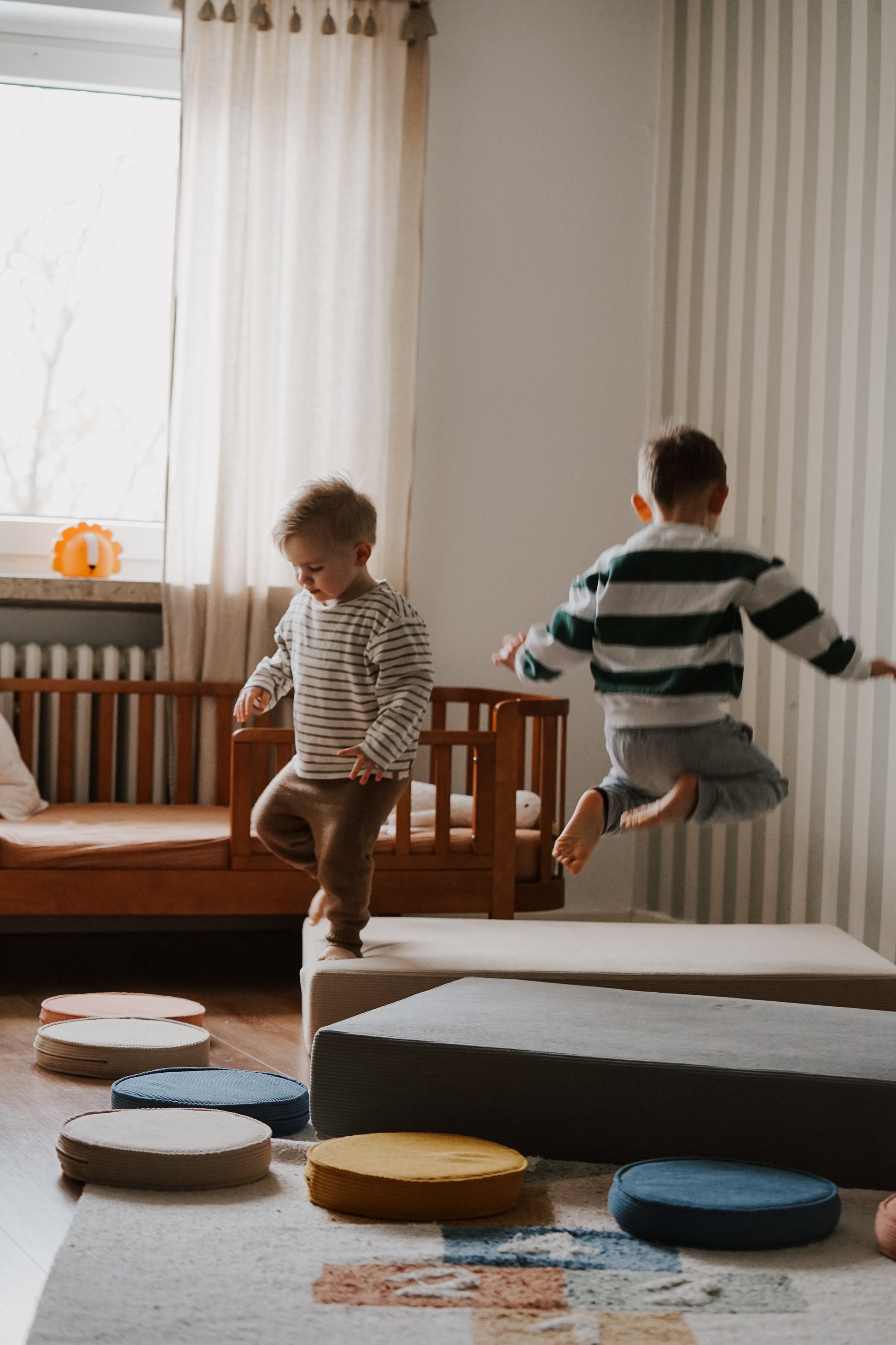 Kinder spielen auf dem malwim Loopis Cord Set im Kinderzimmer
