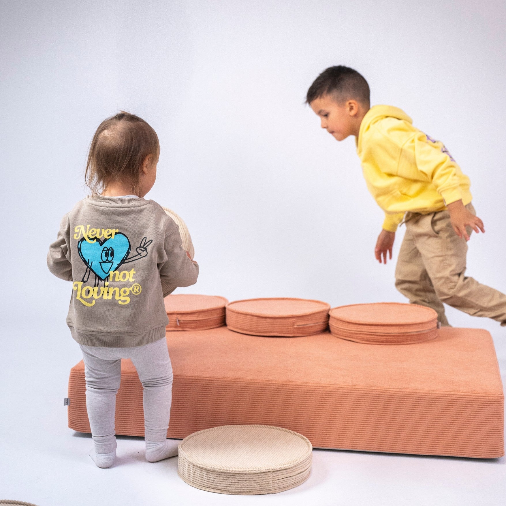 Kinder spielen mit den malwim Loopis Cord 

