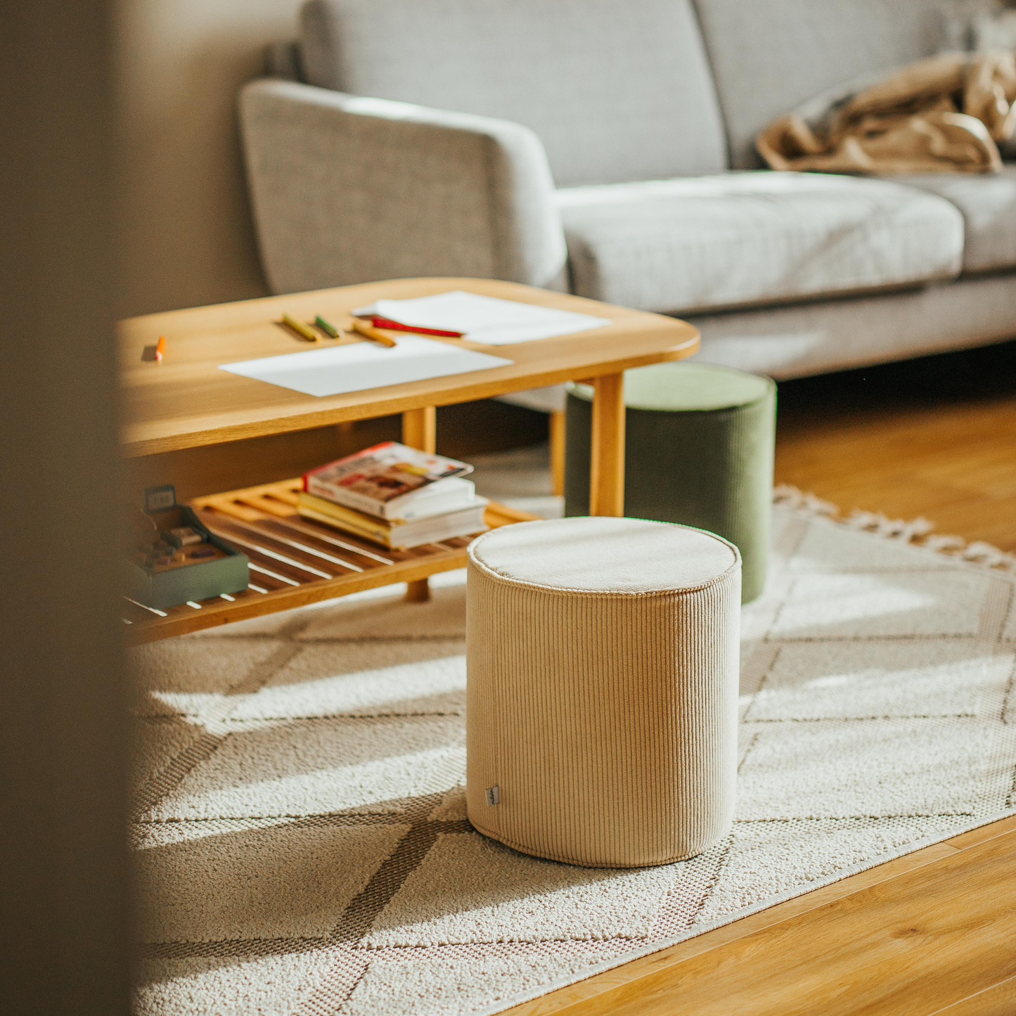 malwim Pouf Cord Beige im Wohnzimmer neben Kindertisch – als Sitzgelegenheit oder Beistelltisch für Kinder, handgefertigt von malwim
