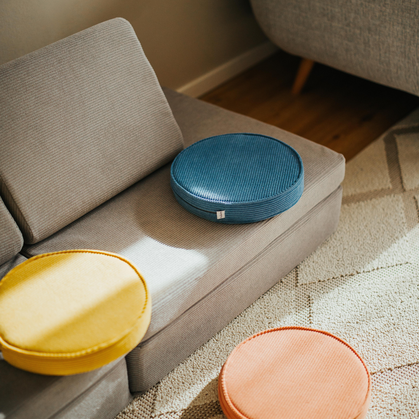 Nahaufnahme Cord-Bezug malwim Spielsofa Cord Mausgrau – OEKO-TEX zertifizierter Stoff
