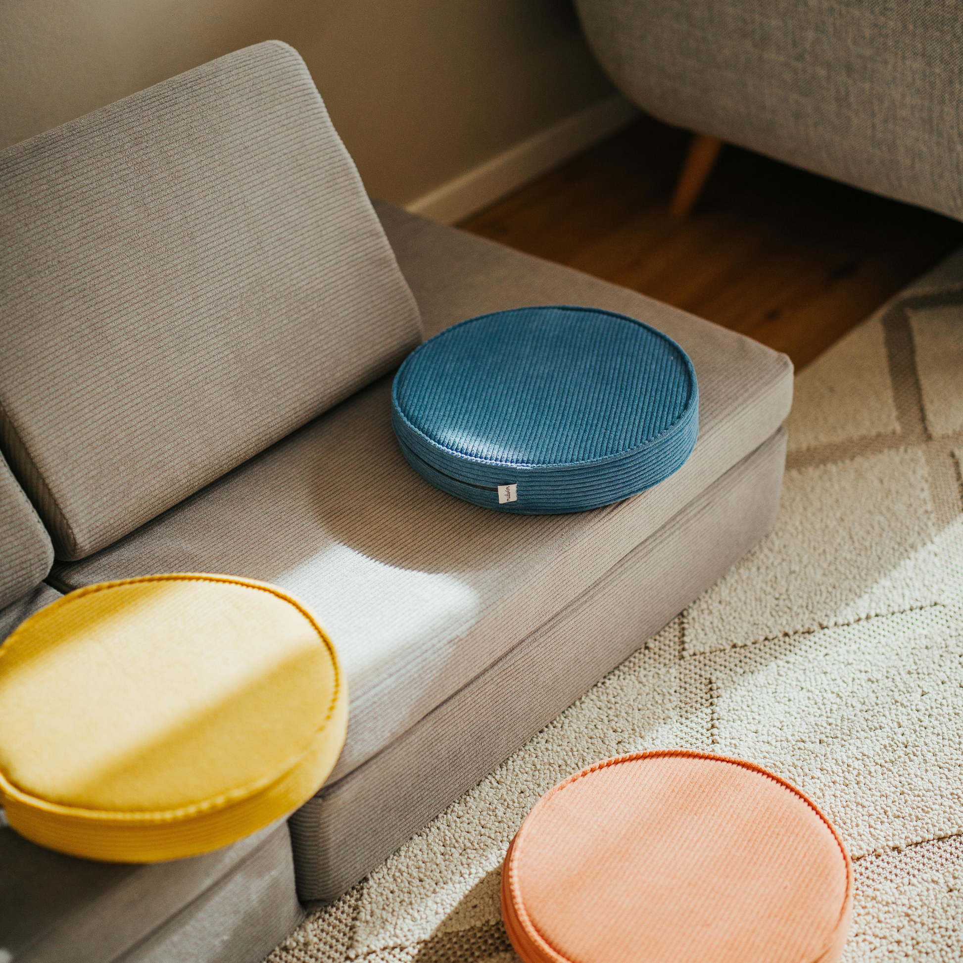 Nahaufnahme Cord-Bezug malwim Spielsofa Cord Mausgrau – OEKO-TEX zertifizierter Stoff
